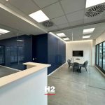 Ristrutturazione completa di ufficio open space con pareti vetrate