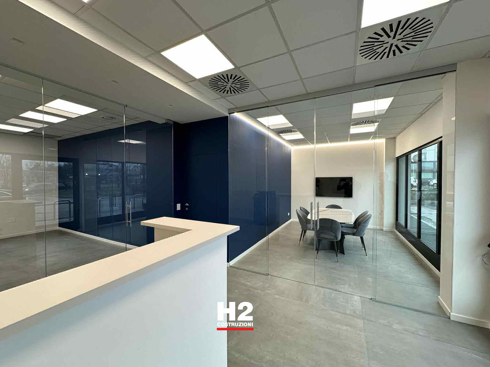 Ristrutturazione completa di ufficio open space con pareti vetrate